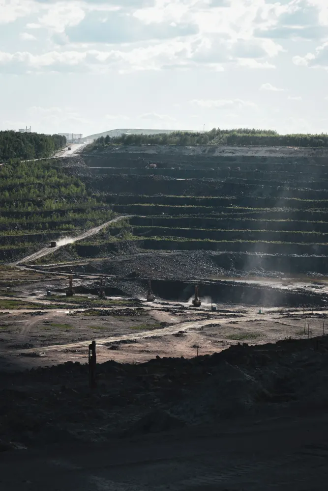 Open-pit mineral extraction